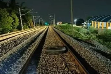 திருச்சி அருகே ஓடும் ரயிலை கவிழ்க்க சதி - பெரும் அசம்பாவிதம் தவிர்ப்பு