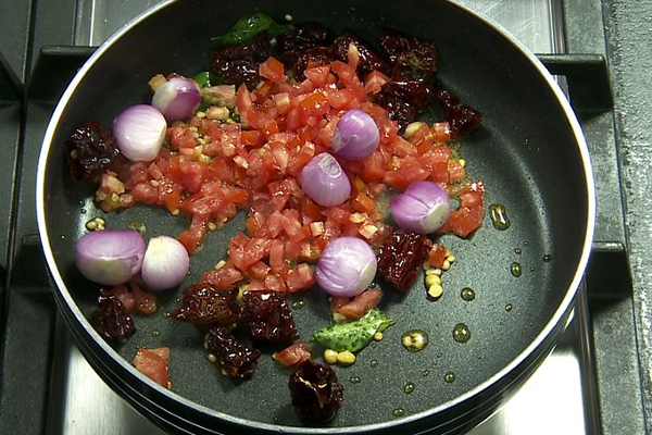 மொறு மொறு தோசைக்கு சுடச் சுட வெங்காய சட்னி! இனி இப்படி செய்து ருசியுங்கள் | Onion Chutney Recipe