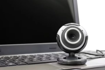 உக்ரைன் அகதிப்பெண்களுக்கு பண ஆசை காட்டி வலைவிரித்த கனேடிய பெண்