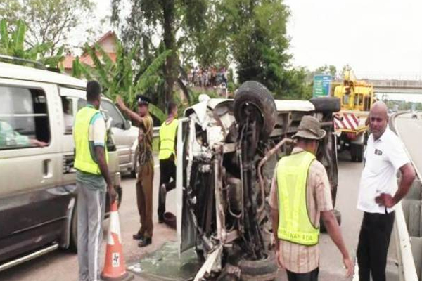 தெற்கு அதிவேக நெடுஞ்சாலையில் பாரிய விபத்து: சிறுமி உட்பட 5 பேர் வைத்தியசாலையில்! | Southern Expressway Accident 5 People Injured