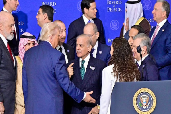 பாகிஸ்தான் பிரதமரை எழுந்து நிற்கச்சொன்ன ட்ரம்ப் : அமைதி கூட்டத்தில் பரபரப்பு | Stand Up Trumps Put Pakistan Pm Sharif பாகிஸ்தான் பிரதமரை எழுந்து நிற்கச்சொன்ன ட்ரம்ப் : அமைதி கூட்டத்தில் பரபரப்பு | Stand Up Trumps Put Pakistan Pm Sharif