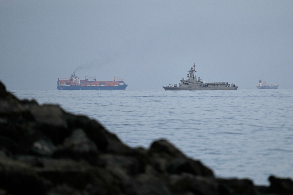 ஹோர்முஸ் நீரிணை பயணிக்கும் கப்பல்களுக்கு ஈரான் பகிரங்க எச்சரிக்கை! | Iran Warning To Ships Traversing Strait Of Hormuz ஹோர்முஸ் நீரிணை பயணிக்கும் கப்பல்களுக்கு ஈரான் பகிரங்க எச்சரிக்கை! | Iran Warning To Ships Traversing Strait Of Hormuz
