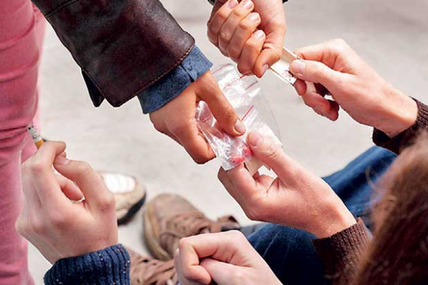 இலங்கையில் பலருக்கு ஏற்பட்டுள்ள ஆபத்து! உங்களுக்கு தெரியாமலேயே நடக்கும் மோசடி | Drug Traffickers Using New System