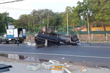 கிண்ணியாவிலிருந்து சென்ற வாகனம் மட்டக்களப்பு - கல்முனை பிரதான வீதியில் விபத்து