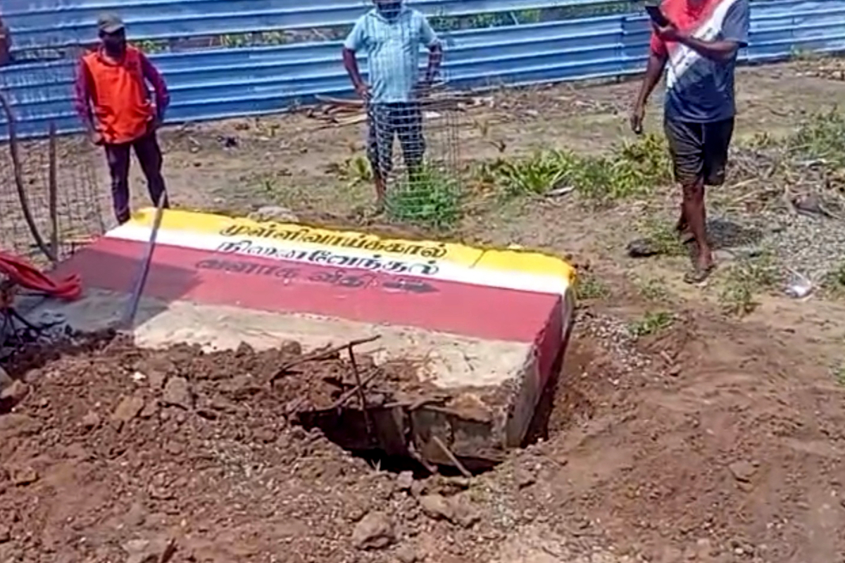 முள்ளிவாய்க்கால் நினைவு முற்றத்திற்கு செல்லும் வழிகாட்டல் பலகை இடிக்கப்பட்டமைக்கு கண்டனம்..! | Demolition Of The Mullivaikkal Memorial முள்ளிவாய்க்கால் நினைவு முற்றத்திற்கு செல்லும் வழிகாட்டல் பலகை இடிக்கப்பட்டமைக்கு கண்டனம்..! | Demolition Of The Mullivaikkal Memorial