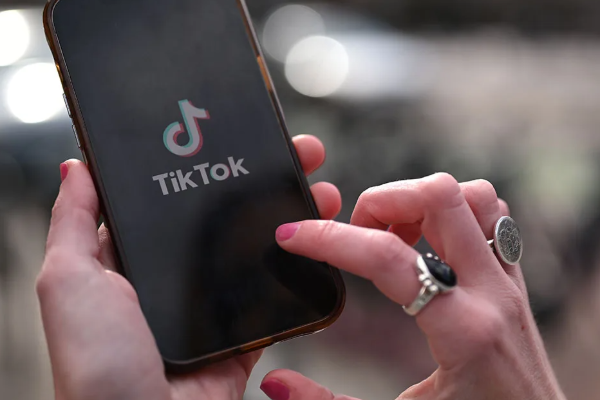 டிட்வா புயல் குறித்த நம்பகமான தரவுகள்.. டிக்டொக் செயலியின் புதிய திட்டம் | Tiktok Search Guide Combat Flood Misinformation