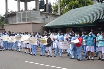 நுவரெலியா வைத்தியசாலையில் சுகாதார பணியாளர்கள் போராட்டம்