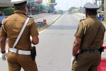 உணவு விநியோகம் செய்ய சென்ற ஊழியரை மறித்து உணவு பெற்ற பொலிஸார்