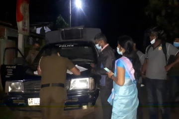 குடியிருக்க வீடு இல்லை! கிராம அலுவலர் அலுவலகத்திற்கு வந்து தங்கிய பெண் (Photos)