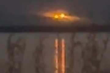 கனடாவில் வானில் திடீரென தோன்றிய ஒளி! வேற்றுக்கிரகவாசிகளின் பறக்கும் தட்டுகளா?