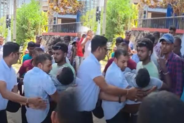 இலங்கை போக்குவரத்து சபை பேருந்து நடத்துனர் மீது தாக்குதல் | Sri Lanka Transport Board Bus Driver Attacked
