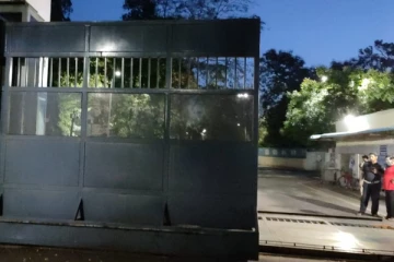 சென்னையில் சோகம்.. இரும்பு கேட் விழுந்து அதிகாரிகள் பலி!