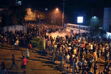 மனிதனை மனிதன் பிடித்து உண்ணும் நிலை! கதறும் இலங்கை மக்கள் (Video)