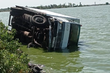 மட்டக்களப்பில் ஆற்றில் பாய்ந்த லொறி(Video)