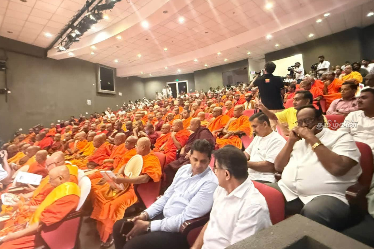 பல சர்ச்சைகளுக்கு மத்தியில் ஞானசார தேரரின் புதிய நூல் வெளியீடு - நிகழ்வில் பங்கேற்ற முக்கிய பிரமுகர்கள் | Launch Of Gnanasara Thero S New Book பல சர்ச்சைகளுக்கு மத்தியில் ஞானசார தேரரின் புதிய நூல் வெளியீடு - நிகழ்வில் பங்கேற்ற முக்கிய பிரமுகர்கள் | Launch Of Gnanasara Thero S New Book