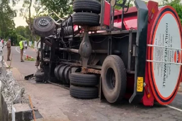 இன்று அதிகாலை இடம்பெற்ற விபத்து - கவிழ்ந்தது எரிபொருள் பவுசர்