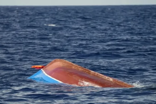 நடுகடலில் மூழ்கிய படகு ; மாயமான மீனவர் | Boat Sunk Mid Sea Fisherman Still Missing