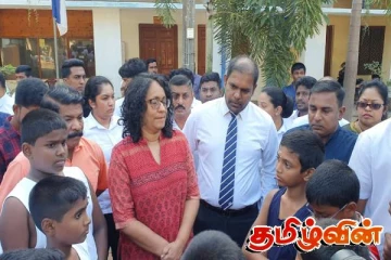 யாழ்.இந்துக் கல்லூரிக்கு விஜயம் செய்த பிரதமர் ஹரினிக்கு வழங்கப்பட்ட பரிசு