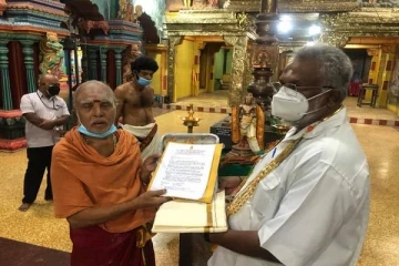 யாழில் திருத்தலங்களுக்கு பிரதமரால் நிதி உதவி வழங்கி வைப்பு