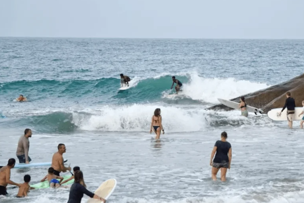 நீரில் மூழ்கிய சுவிஸ் யுவதியை காப்பாற்றிய பொலிஸார் | Police Rescue Drowning Swiss Woman Pottuvil Beach