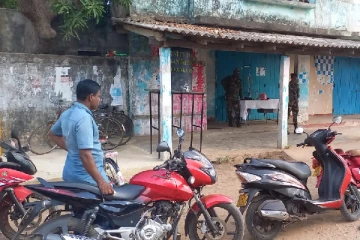 எரிபொருளுக்காக வரிசையில் காத்திருக்கும் மக்கள்: இராணுவத்தினரின் மனிதாபிமான செயல்(Photo)