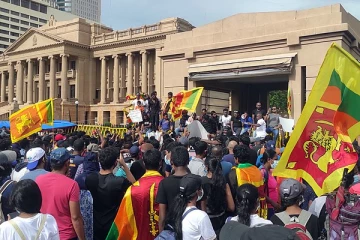 காலிமுகத்திடலில் அதிரடி காட்டும் ஆர்ப்பாட்டக்காரர்கள்! வானில் ஒளிரும் GotaGoHome!