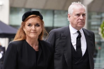 இளவரசர் ஆண்ட்ரூ பட்டங்கள் பறிப்பு; துயரத்துடன் வெளியேறிய இளவரசி Beatrice