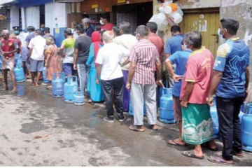 எரிவாயு வரிசைகளில் உருவான புதிய தொழில்: வரிசையில் நிற்க 500 ரூபாய் கூலி