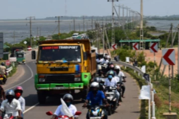 மன்னார் வீதியின் இரு மருங்கிலும் கருப்புக்கொடிகள் நாட்டி இன மத பேதம் கடந்து அஞ்சலி!