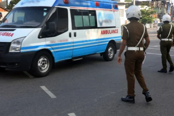 முச்சக்கரவண்டி லொறியுடன் மோதி விபத்து ; சீன நாட்டுப் பிரஜை காயம்