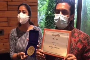 சூரரைப்போற்று படத்திற்கு சூர்யாவுக்கு கிடைத்த விருது... கைதட்டி கொண்டாடிய ஜோதிகா! வைரல் வீடியோ