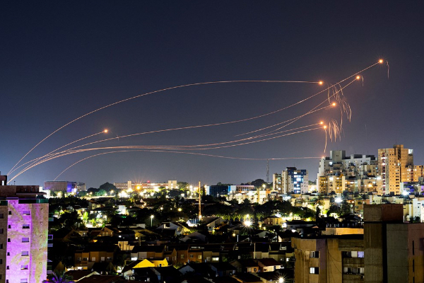 hamas-air-attack-israel-iron-dome-back-in-action-இஸ்ரேல் மீது சரமாரியாக பாய்ந்த ஹமாஸ் ஏவுகணைகள்: இடைமறித்த அயர்ன் டோம்: புகைப்படங்கள்