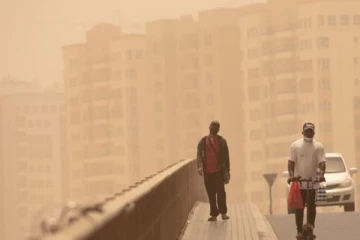 அமெரிக்காவின் முக்கிய நகரில் வீசிய மணற்புயலால் மக்களின் இயல்பு வாழ்க்கை பாதிப்பு!