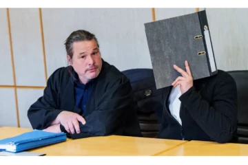 ஜேர்மன் சேன்ஸலரை கட்டிப்பிடித்த நபருக்கு தண்டனை