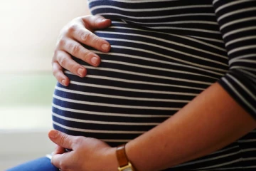 பிரசவ வலியில் துடித்த இளம்பெண்! திடீரென கழிப்பறையில் விழுந்த குழந்தை.. நெஞ்சை பதற வைக்கும் சம்பவம்