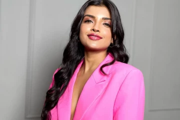 வெறும் கோட் மட்டும் அணிந்து ஆஷ்னா சவேரி படுகவர்ச்சி போட்டோஷூட்