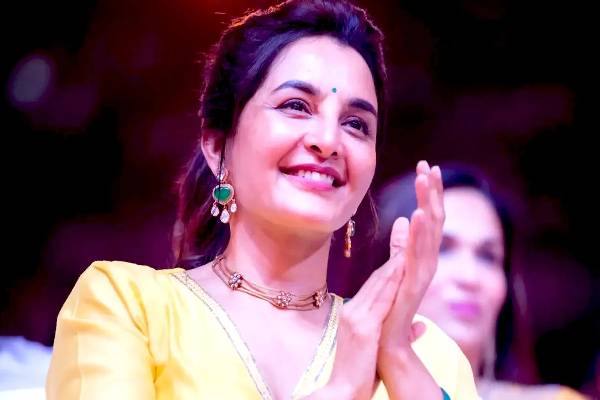 47 வயதிலும் குறையாத அழகு... நடிகை மஞ்சு வாரியரின் லேட்டஸ்ட் புகைப்படங்கள் வைரல்! | Actress Manju Warrier Recent Saree Photos Viral