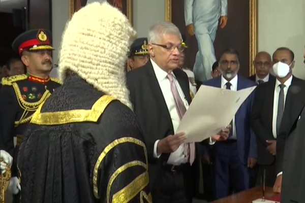 இலங்கை அதிபராக பதவியேற்றார் ரணில் விக்ரமசிங்கே..! | Ranil Was Sworn In As The President