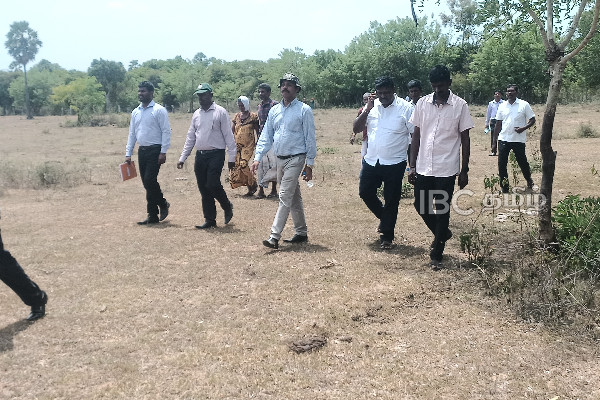 குருந்தூர் மலையில் தொல்பொருள் திணைக்கள அபகரிப்புகளை நேரில் சென்று பார்த்த அதிகாரிகள்! (படங்கள்) | Kurundur Malai Lands Release