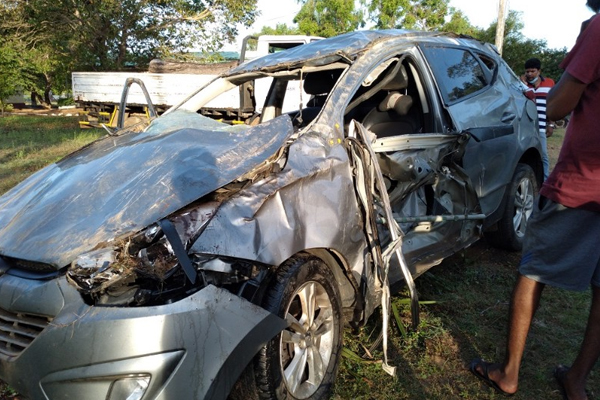 யாழில் வேகக் கட்டுப்பாட்டை இழந்து தடம் புரண்ட கார் | A Car Lost Speed Control And Derailed In Yali