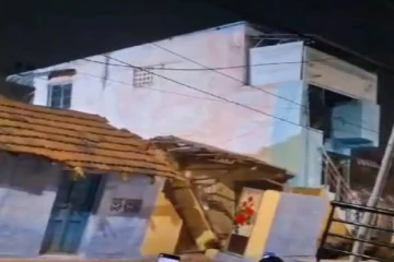 ஓடைக்குள் சரிந்து விழுந்த 2 மாடி வீடு; கடைசி நிமிட அறிகுறி - பதைபதைக்கும் காட்சி!