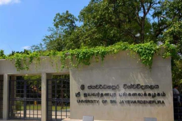 ජ'පුරට ආචාර්යවරුන්ගේ හිඟයක්.