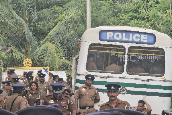 தையிட்டியில் வெடித்த மாபெரும் போராட்டம் : குவிக்கப்பட்டுள்ள காவல்துறையினர் | Mass Protest In Jaffna Against Illegal Temple தையிட்டியில் வெடித்த மாபெரும் போராட்டம் : குவிக்கப்பட்டுள்ள காவல்துறையினர் | Mass Protest In Jaffna Against Illegal Temple