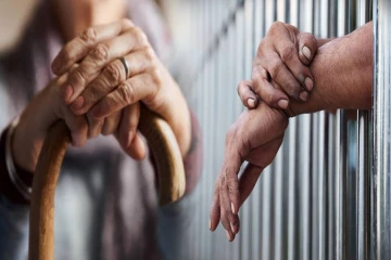 மாமியாரை கொடூரமாக தாக்கிய மருமகன்: பிரதேச சபை உறுப்பினர் கைது