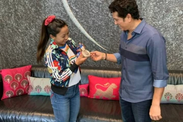 ஒலிம்பிக் பதக்கத்தை தொட்டு பார்த்து ரசித்த சச்சின்! நெகிழ்ச்சியுடன் பதிவிட்ட மீராபாய் சானு