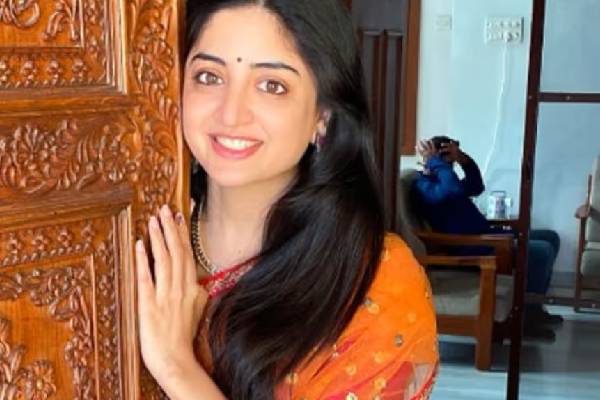 சொந்த வீடு கட்ட அடுத்தவர் வீட்டை இடித்துவிட்டார்!! அதிர்ச்சி கொடுத்த நடிகை பூனம் கவுர்.. | Poonam Kaur Controversy Against Samantha Marriage