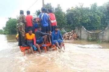 முல்லைத்தீவில் வெள்ளத்தில் மூழ்கிய கிராமம்; மக்கள் அவதி