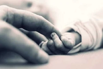 தூங்கிக் கொண்டிருந்த குழந்தையை கொன்ற பாதகன் - தானும் தற்கொலை