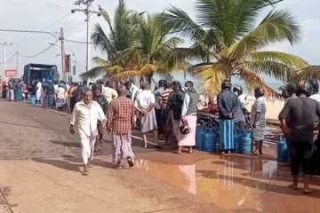 காவல் நிலையத்திற்குள் சென்ற எரிவாயு ஊர்தி- நீண்ட வரிசையில் காத்திருந்ததால் பொதுமகன் ஒருவருக்கு ஏற்பட்ட நிலை!