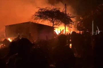 கொழும்பில் குடியிருப்பு பகுதி ஒன்றில் ஏற்பட்ட பாரிய தீ விபத்து (Live)